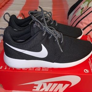 Nike Roche size 8